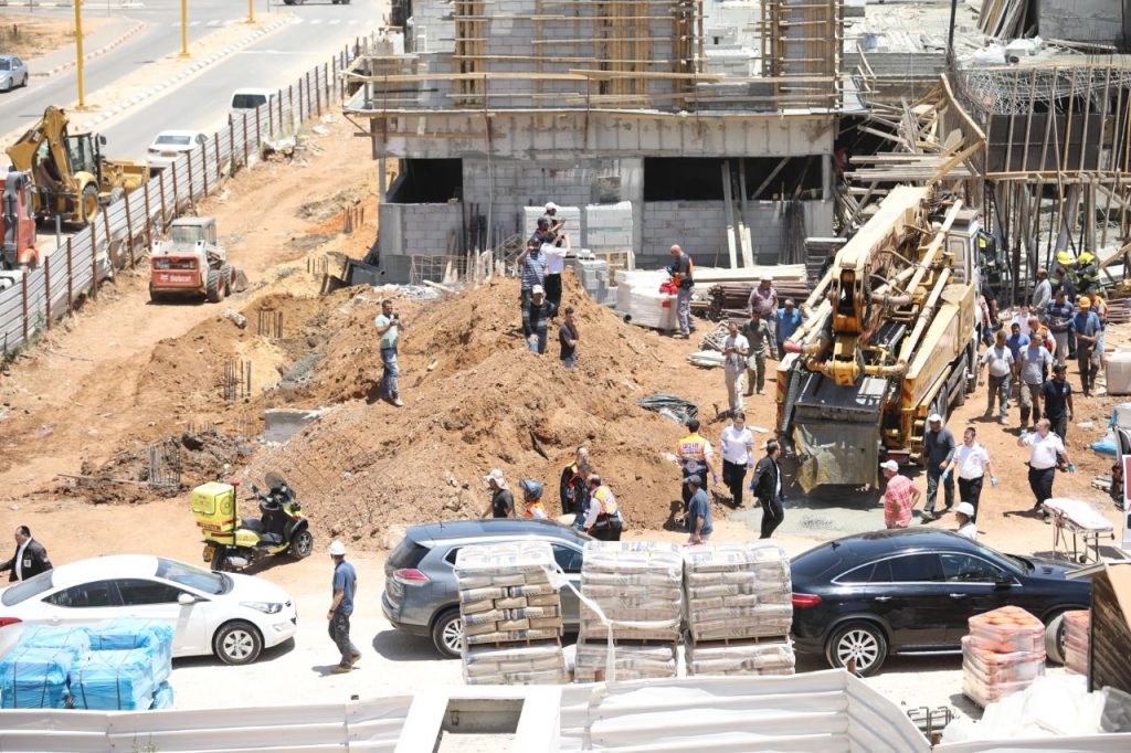 גני תקווה: תקרת בית ספר בבנייה קרסה על הפועלים