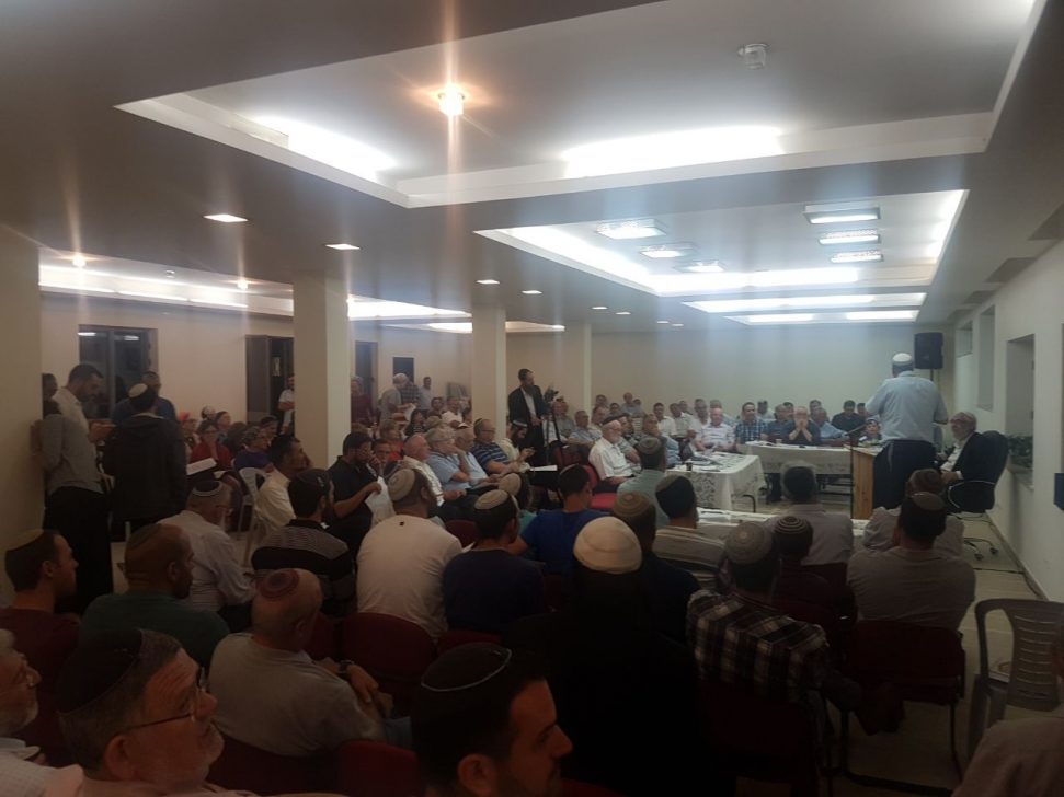 עשרות בשיעור השבועי בבית המדרש של הרב אלון