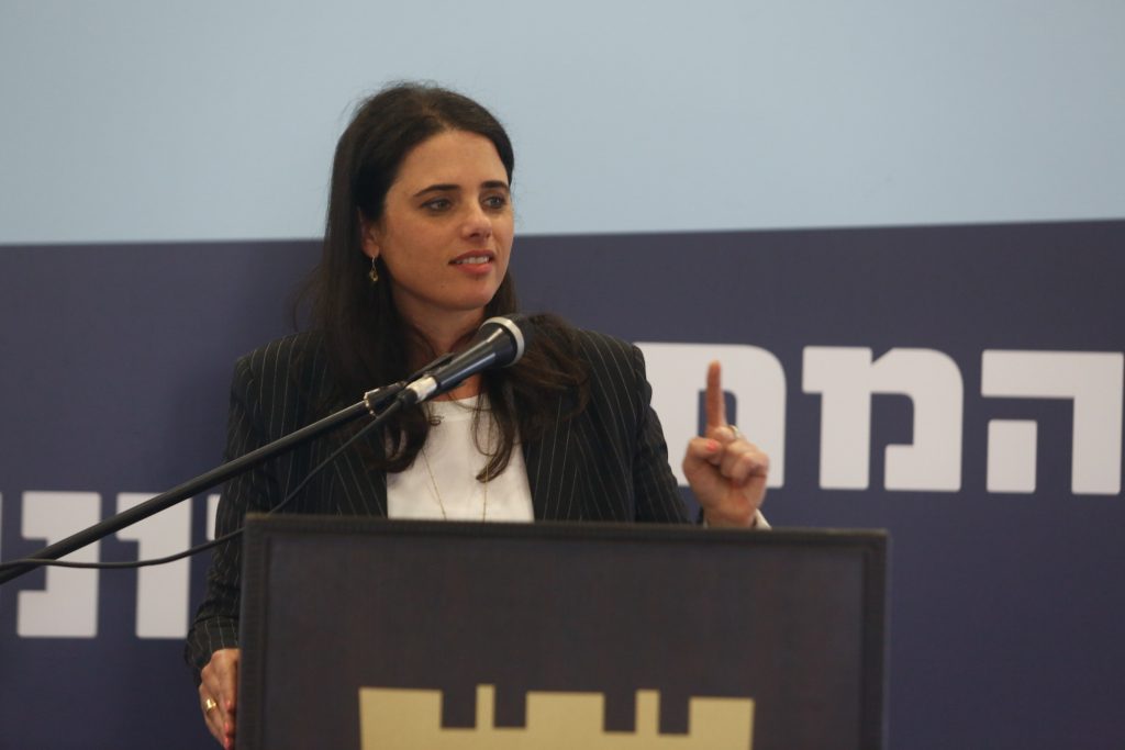 'הנוהל של שקד': פלסטינים בעלי חוב, לא ייכנסו לישראל