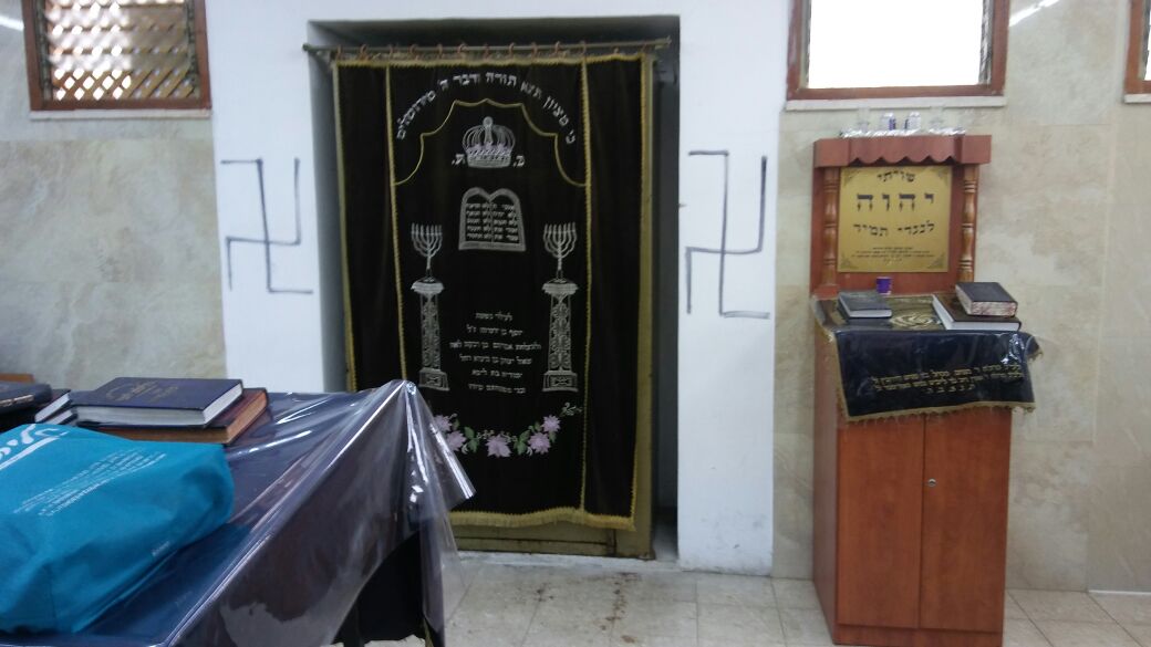 מזעזע: צלבי קרס על ארון קודש בירושלים