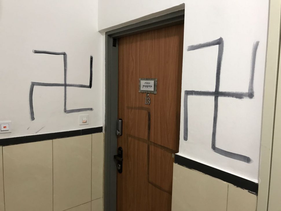 מזעזע: צלבי קרס על ארון קודש בירושלים