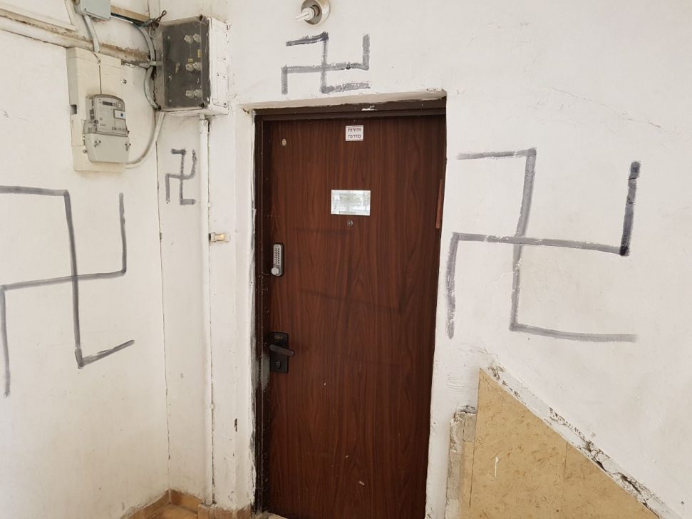 מזעזע: צלבי קרס על ארון קודש בירושלים