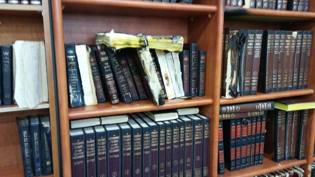 מזעזע: צלבי קרס על ארון קודש בירושלים
