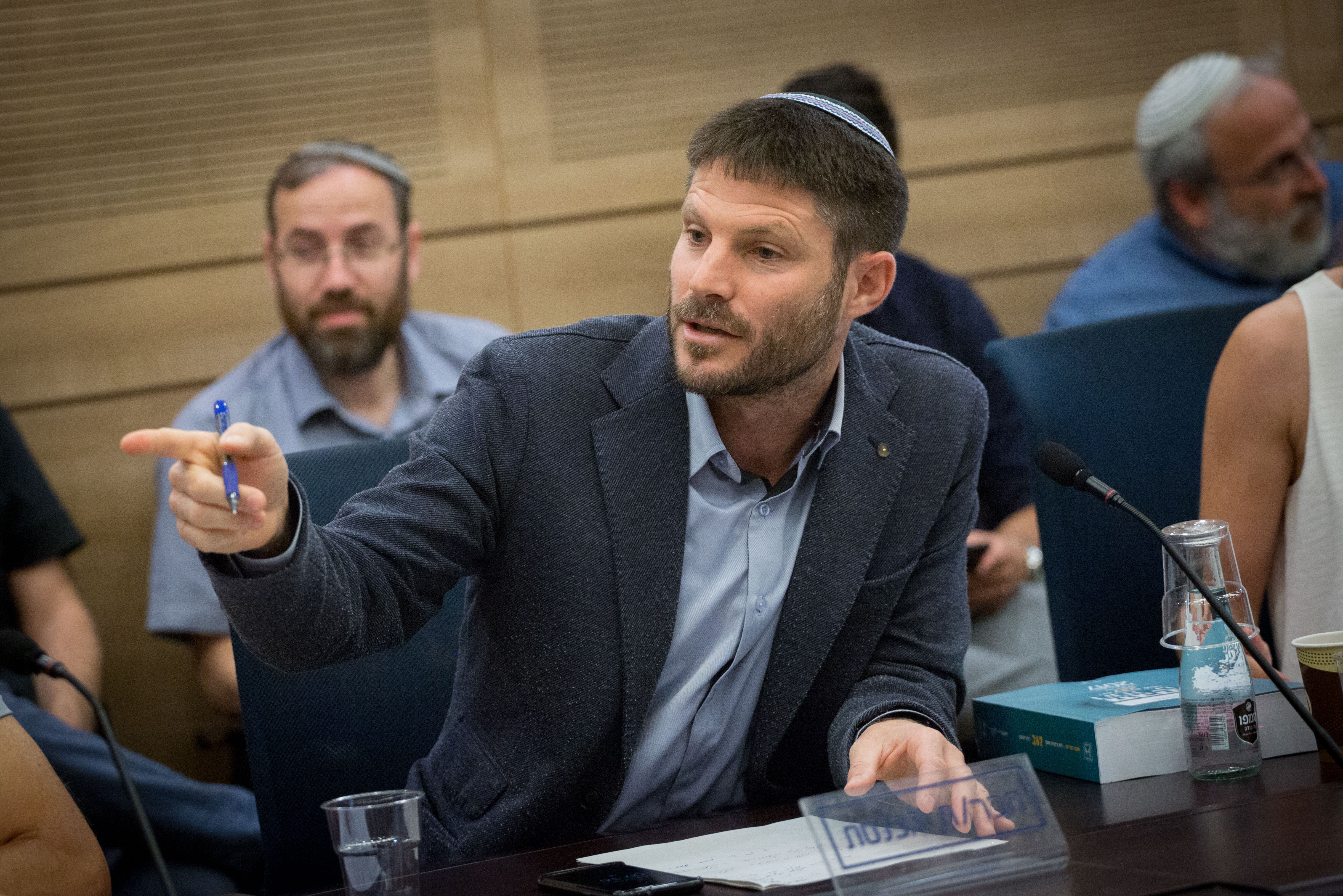 מכה לבצלם: יופסקו עתירות לבג"צ על בנייה ביו"ש