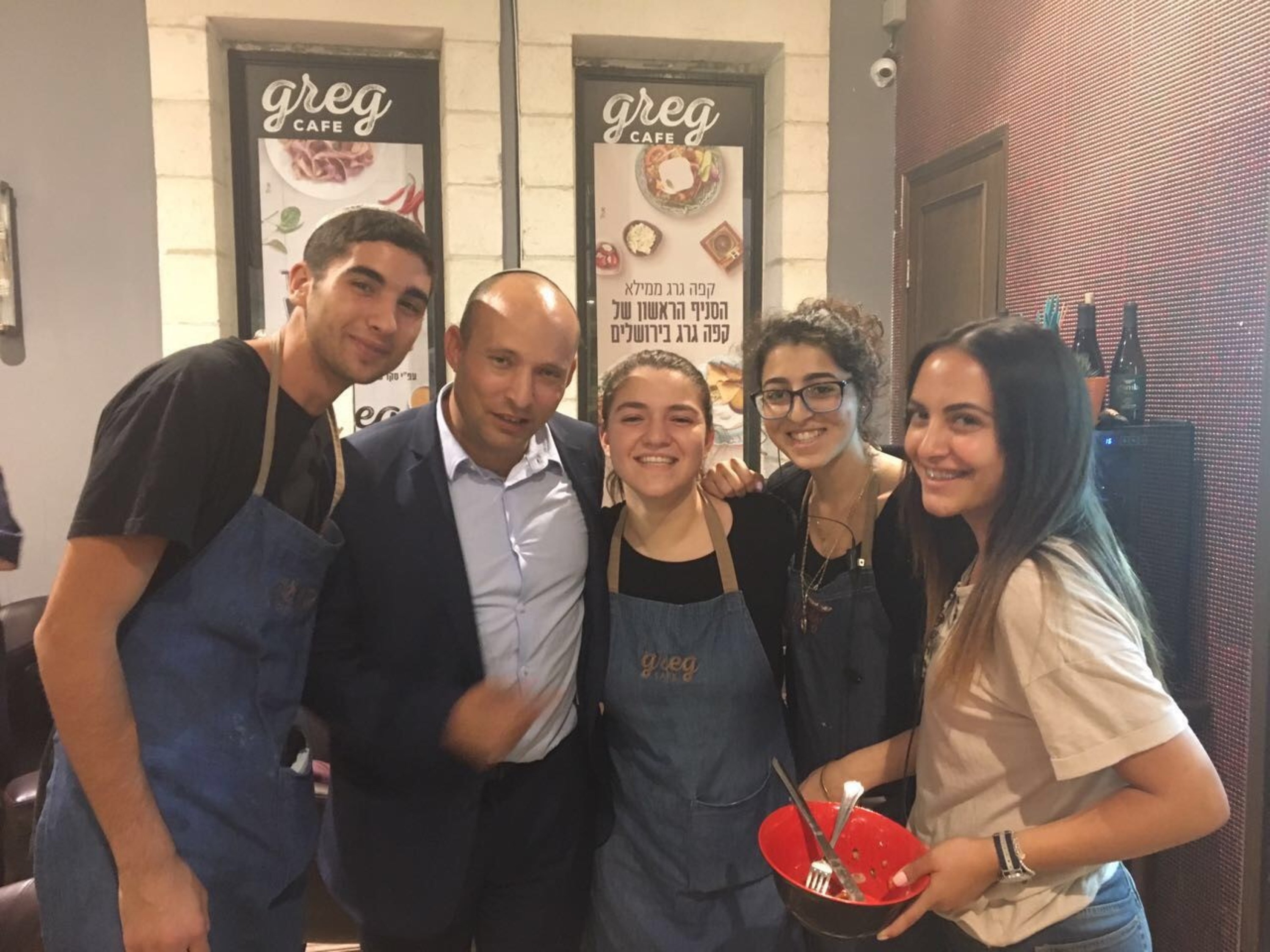 השר בנט הפתיע בארוחת ערב בבית הקפה