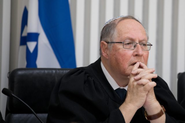 השופט בדימוס אליקים רובינשטיין. ישמש כמגשר ללא תשלום