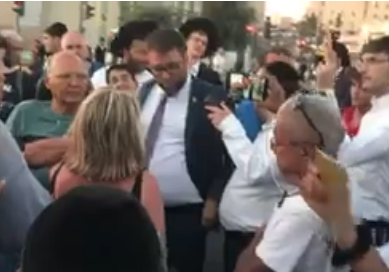 צפו: ח"כ אורן חזן הותקף בהפגנת הנכים