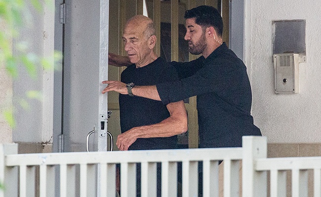 צפו: אהוד אולמרט שוחרר מבית הסוהר והגיע לביתו