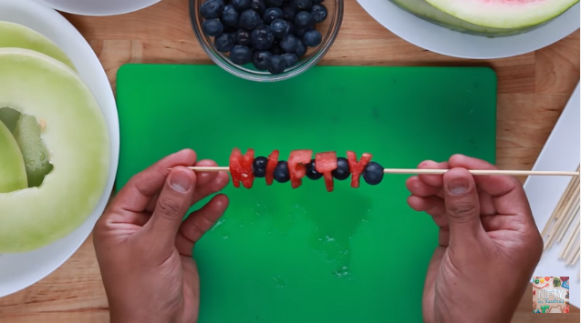 שיפודי פירות – ללא ספק התעסוקה הכי מרעננת לעשות עם הילדים (צילום מסך)