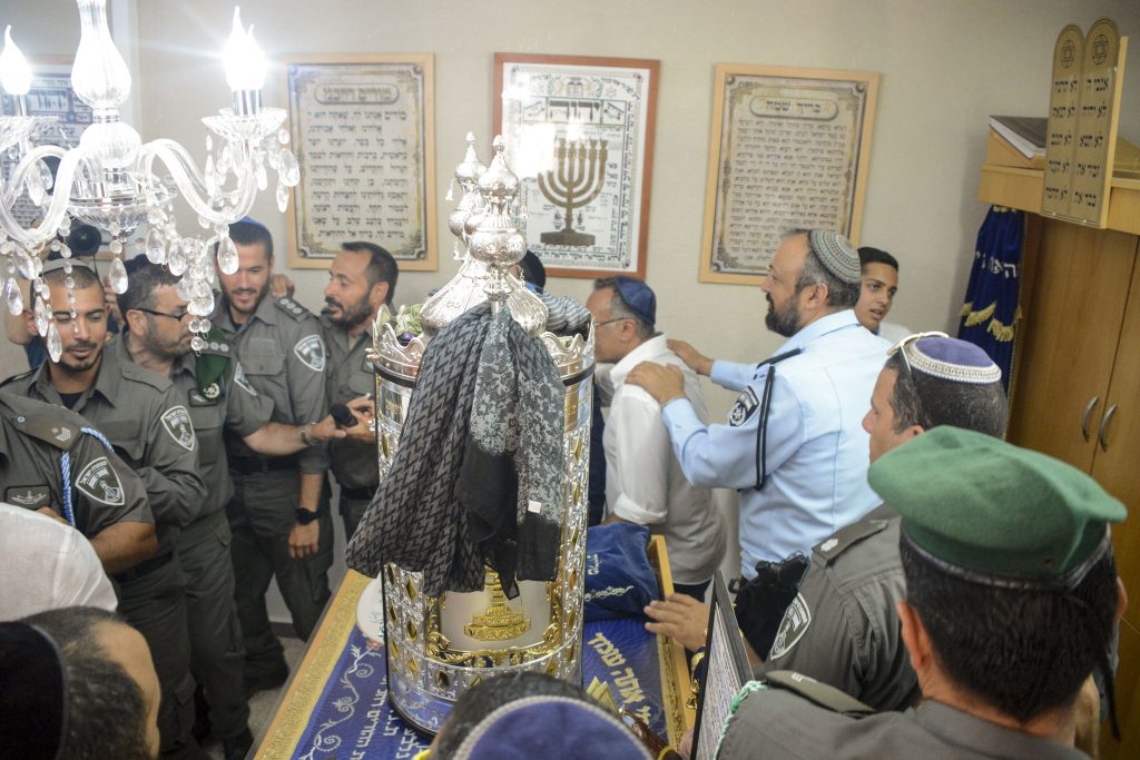 בתוך השלושים: הכנסת ספר התורה לבסיס של הדס מלכא הי"ד