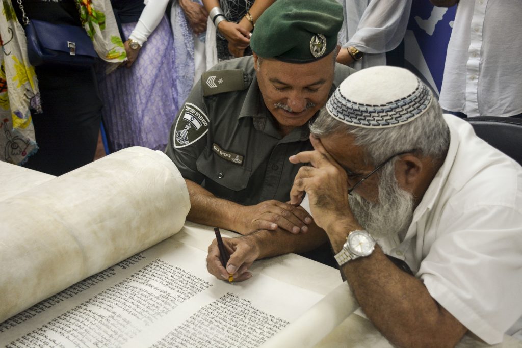 בתוך השלושים: הכנסת ספר התורה לבסיס של הדס מלכא הי"ד