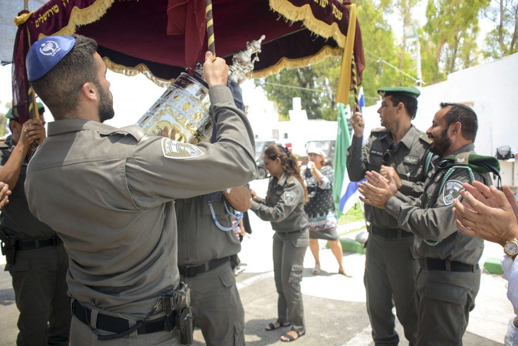 בתוך השלושים: הכנסת ספר התורה לבסיס של הדס מלכא הי"ד