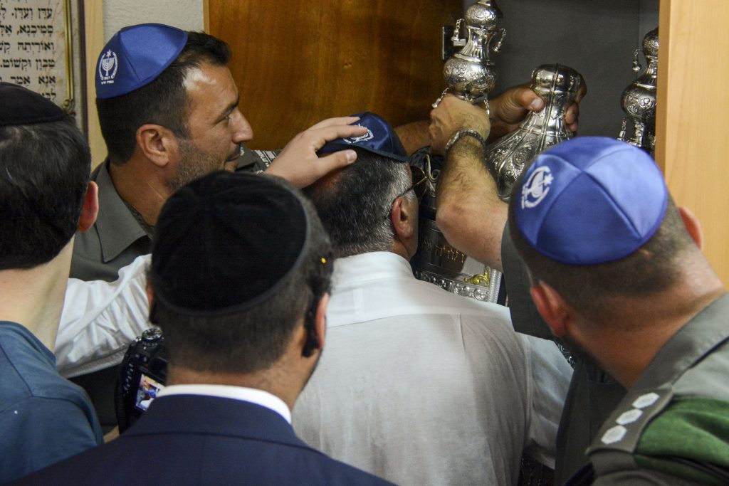 בתוך השלושים: הכנסת ספר התורה לבסיס של הדס מלכא הי"ד