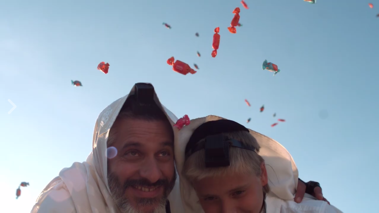 תחת טלית אחת: אביתר בנאי ובנו בקליפ חדש ומרגש