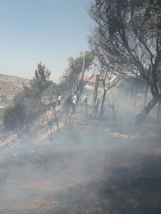 שריפה בבית אל; תושבים פונו מהבתים. 3 נפגעו