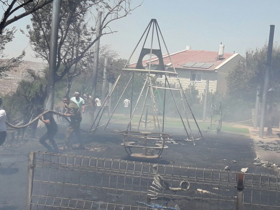 שריפה בבית אל; תושבים פונו מהבתים. 3 נפגעו