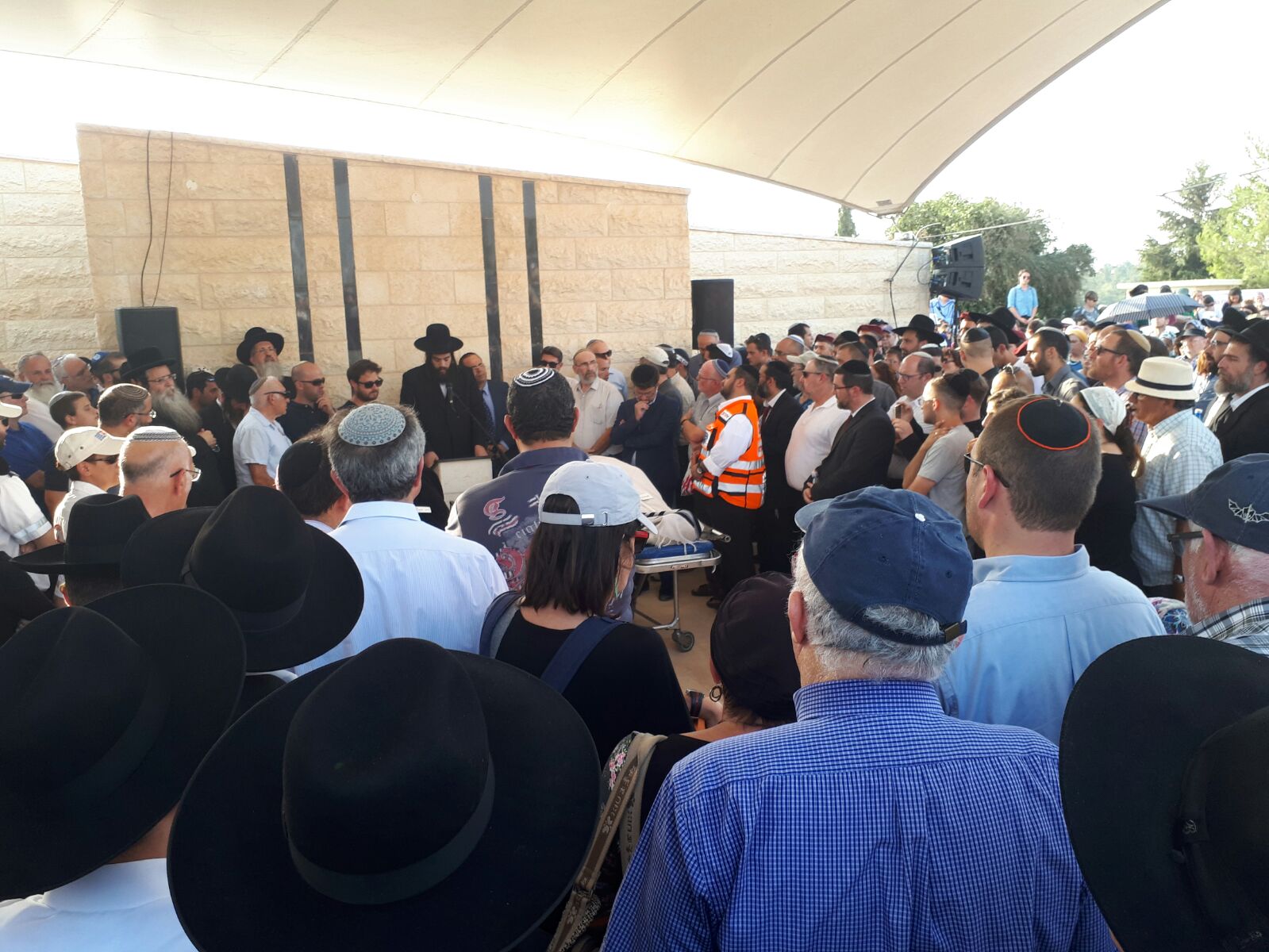 אלפים מלווים למנוחות את בני משפחת סלומון הי"ד