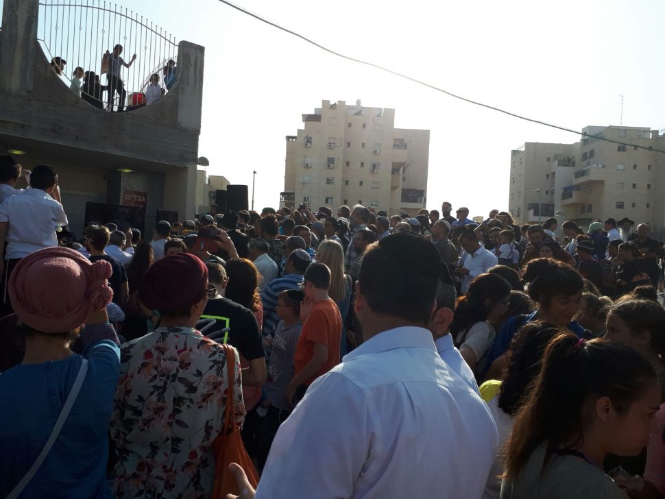 מאות מחוץ לאולם בו נערכה הברית
