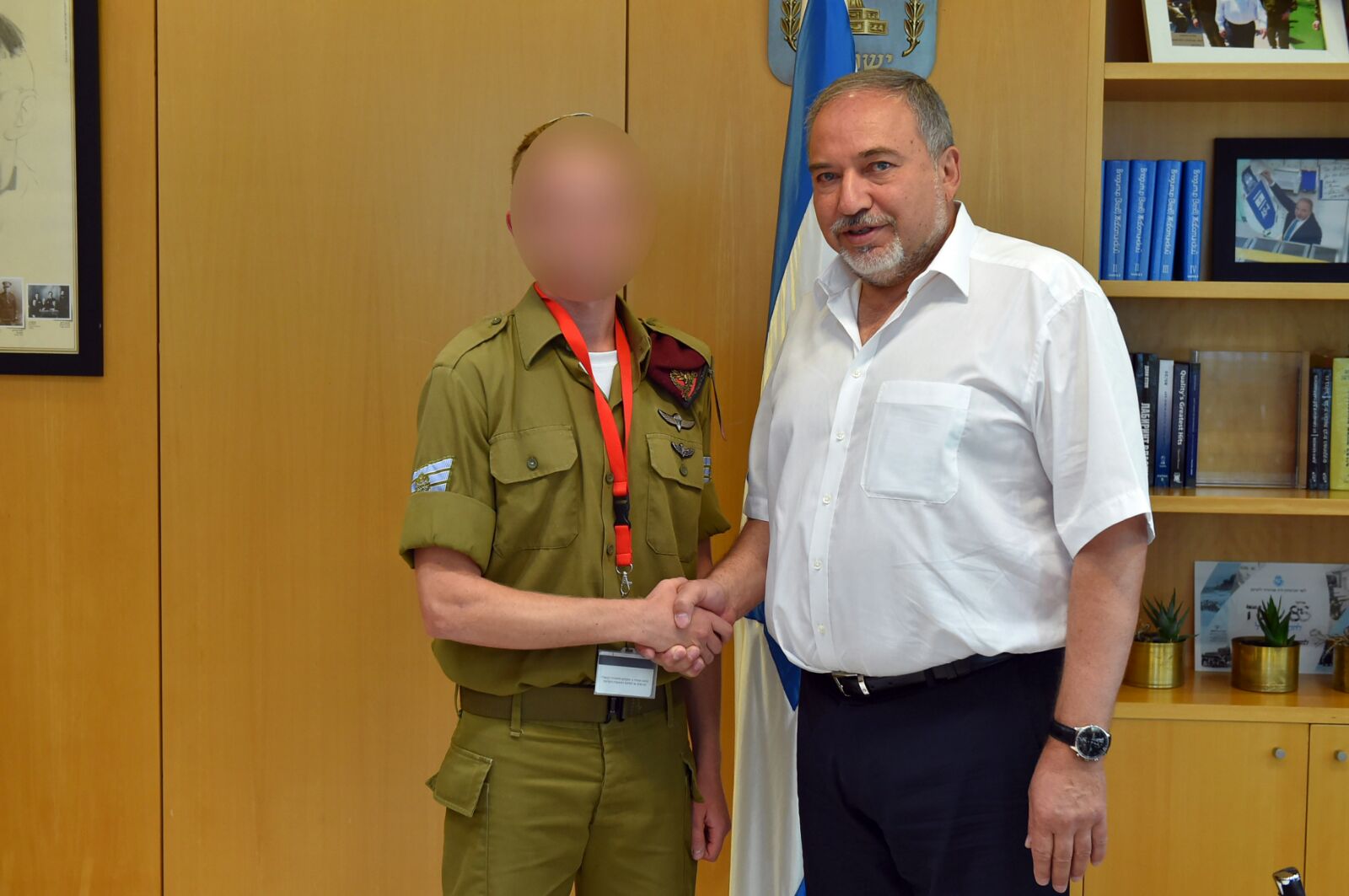 ליברמן נפגש עם הלוחם הסרוג שעצר את הטבח. צפו