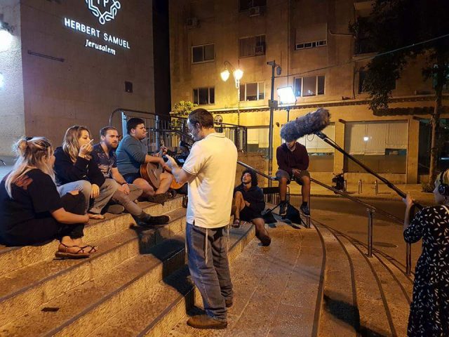 יותר מ-900 בני נוער לנים ברחוב או בגנים ציבוריים (מתוך צילומים לסרט על חייה)