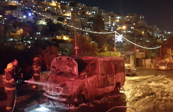 תיעוד: מחבלים שורפים רכב אבטחה בסילוואן. צפו