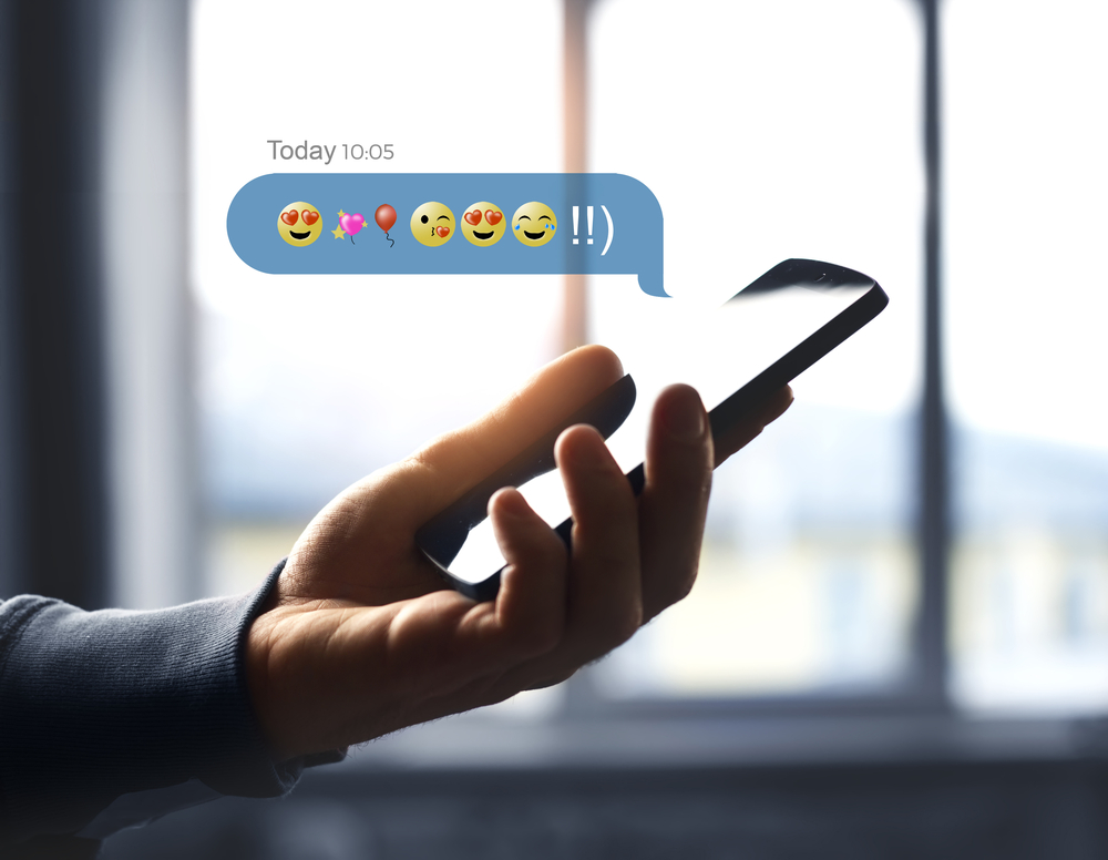 האם שימוש באימוג'י עלול לפגוע במעמדכם בעבודה?