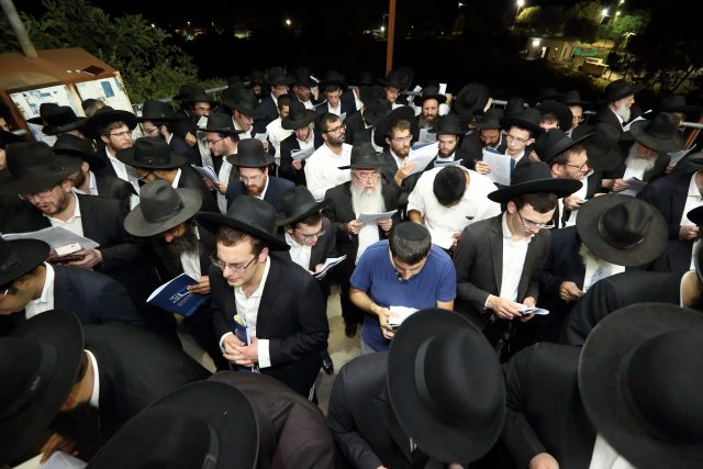 ט"ו באב של אהבה וישועה: המוני רווקים ורווקות במעמד התפילה המסוגל שע"י "רינה של תורה" בחצות ליל בעמוקה