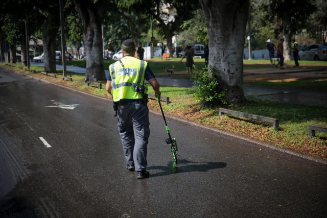 בוחני תנועה במקום התאונה בשדרות רוטשילד (פלאש90)