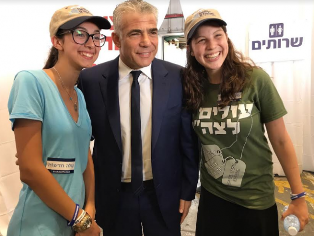 לפיד הגיע לנתב"ג וריגש את העולים החדשים