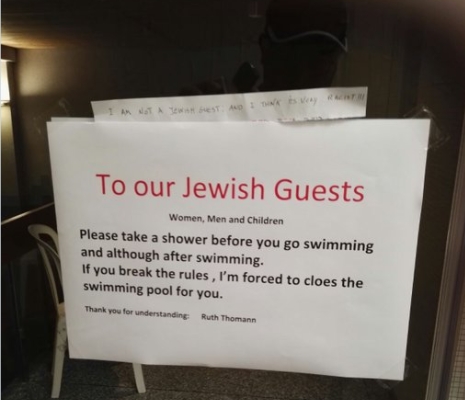 השלט שנתלה סמוך לבריכה (צילום מתוך טוויטר @judash0)