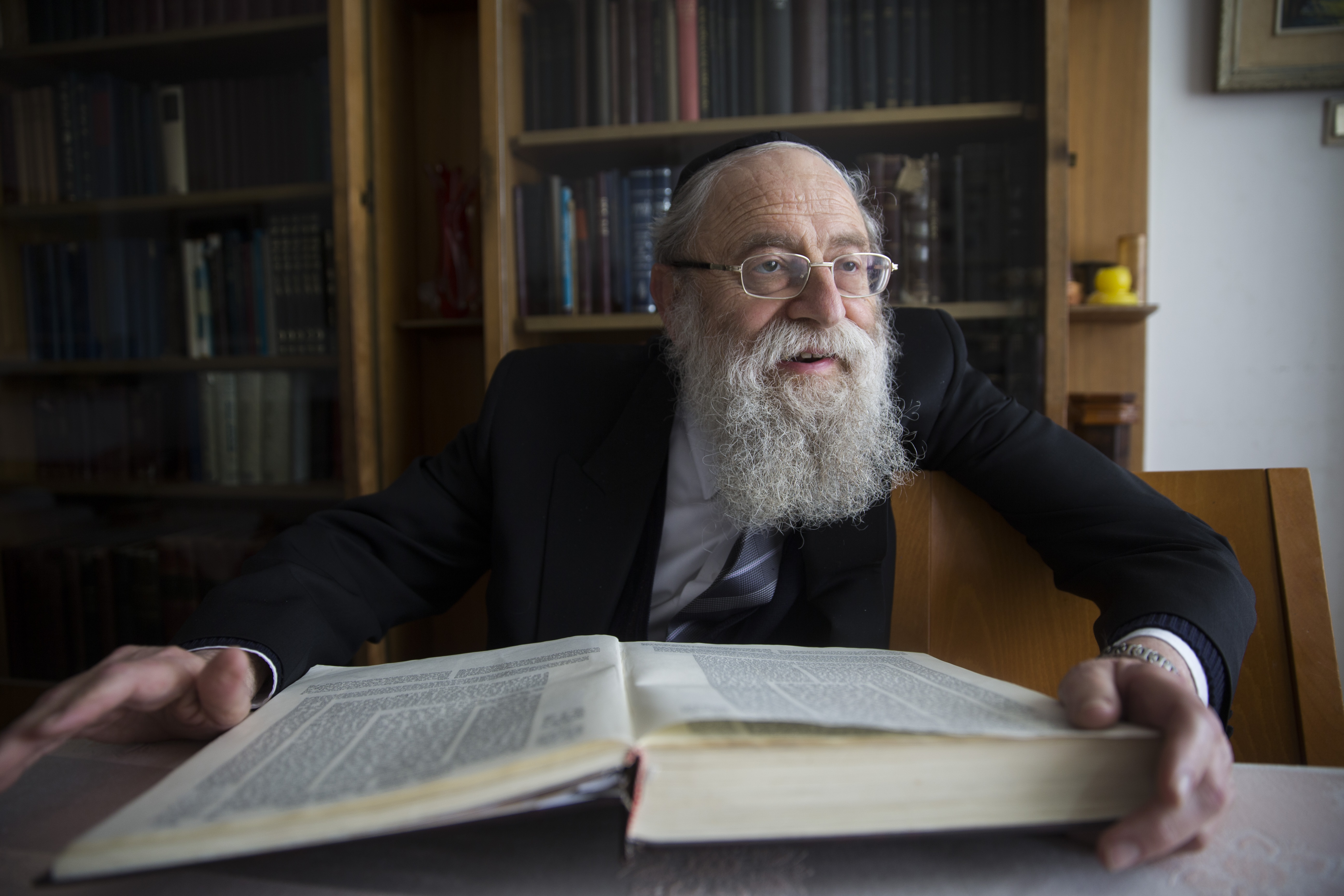הרב שטרן: "המונים בורחים לארץ טומאת העמים"