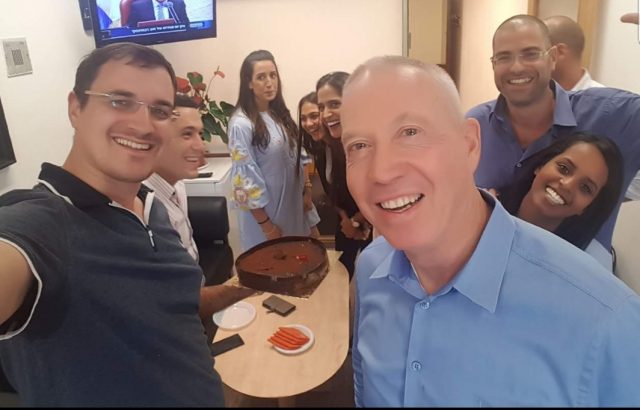 במסיבת הפרידה מלשכת השר גלנט (צילום עצמי)