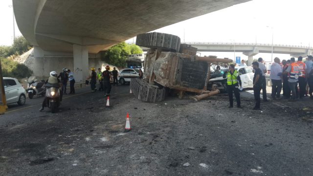 נס מתחת לגשר: טרקטור נפל ממשאית על מכונית