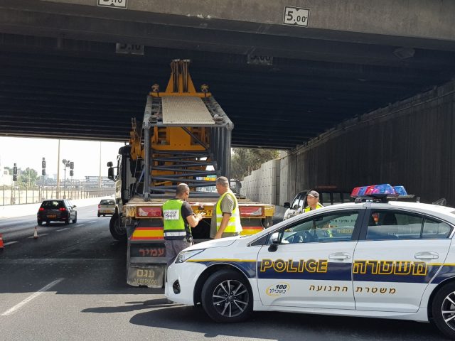 בפעם השלישית בשבוע: שוב משאית התנגשה בגשר