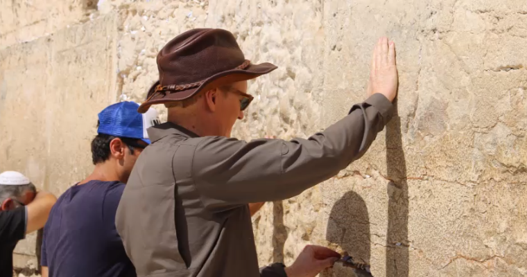 מרגש: אושיית הטלוויזיה האמריקאית מבקר בכותל