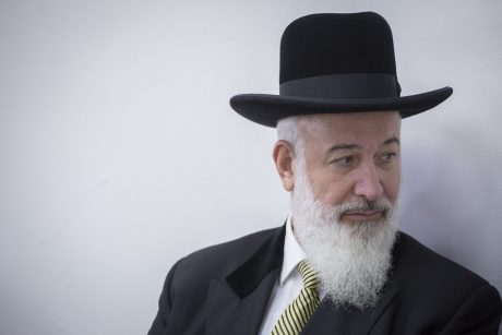 הרבנות תשלול את התואר רב מיונה מצגר?