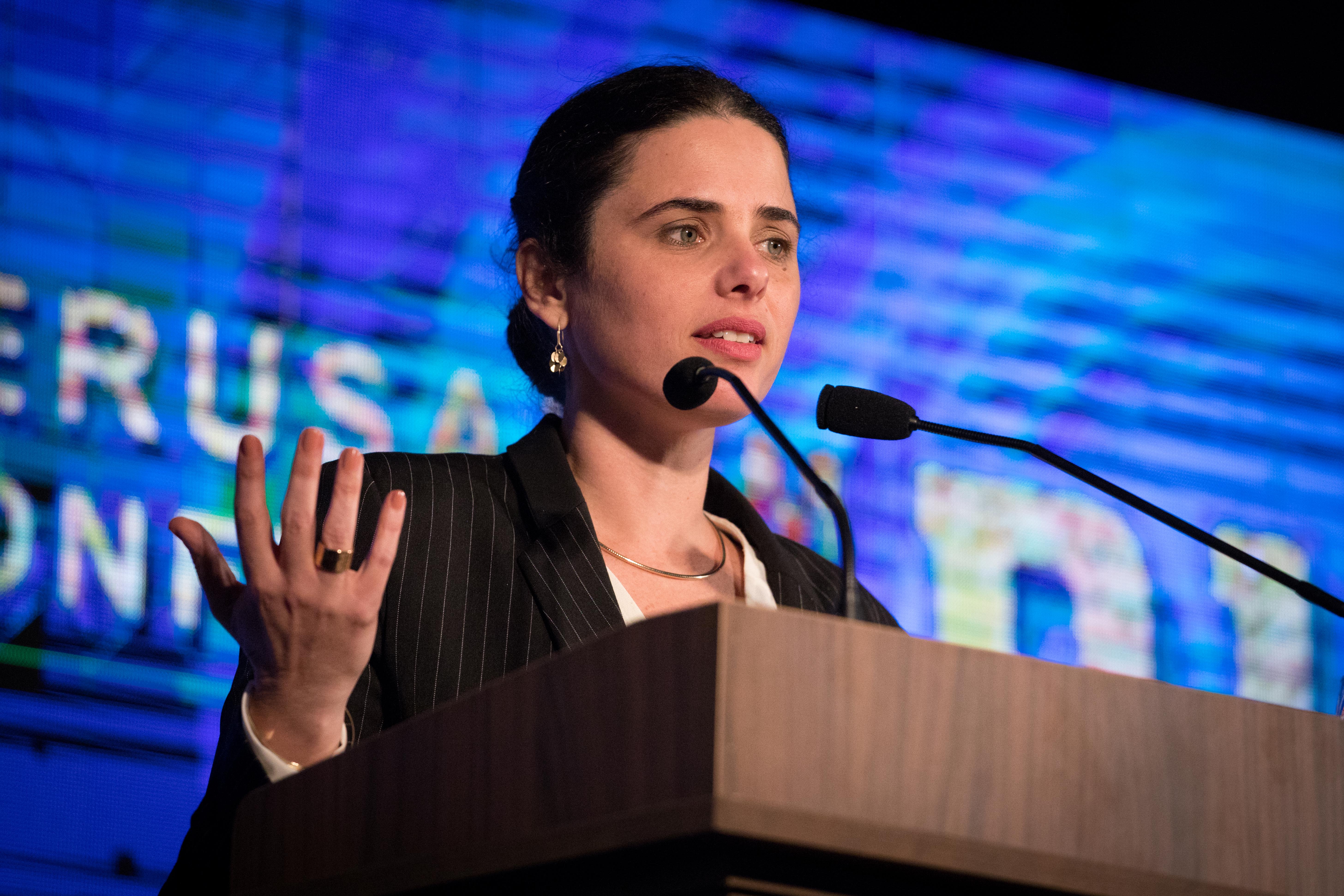 מפגינים צעקו אל השרה שקד: נאומה הופסק