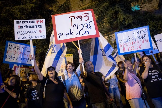הפגנות תושבי דרום תל אביב מול ביתה של מרים נאור