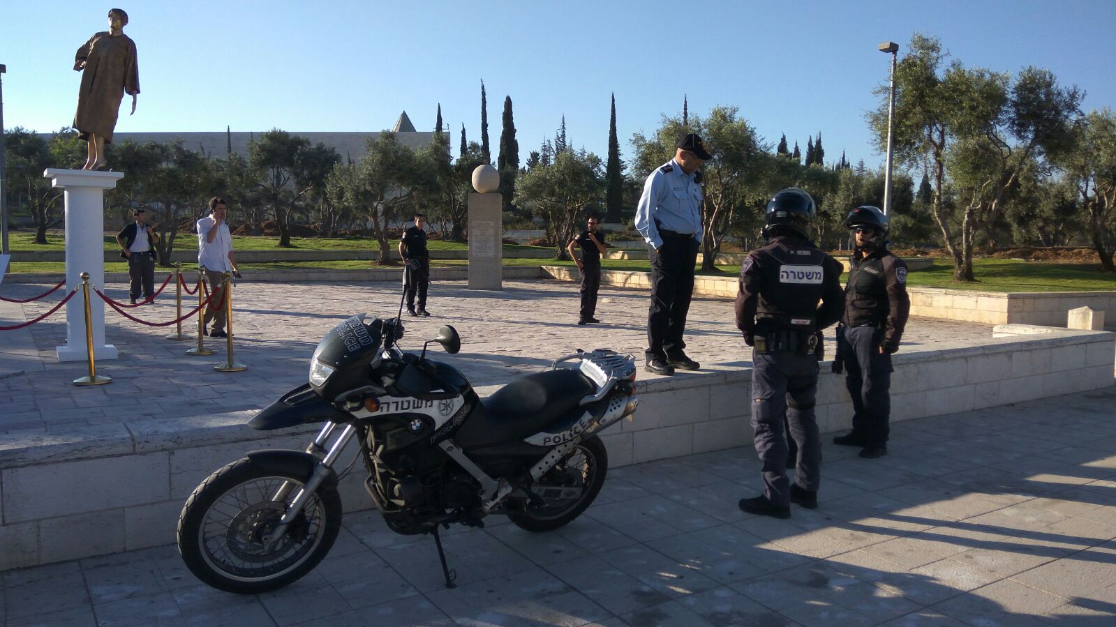 מציבי "פסל הזהב של נאור" חושפים את עצמם