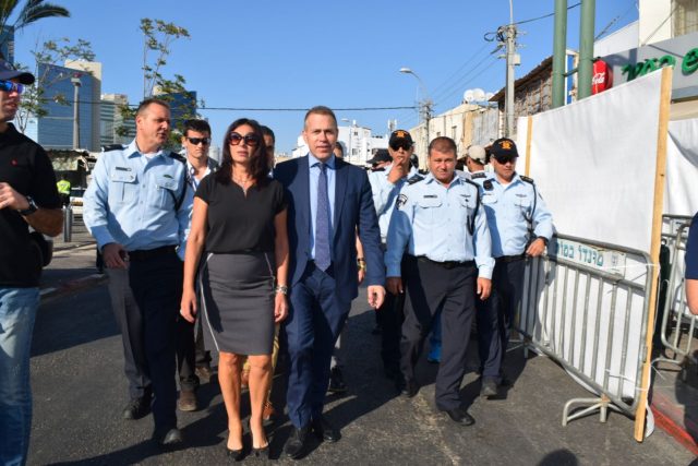 השרה רגב והשר ארדן בסיור בדרום תל אביב