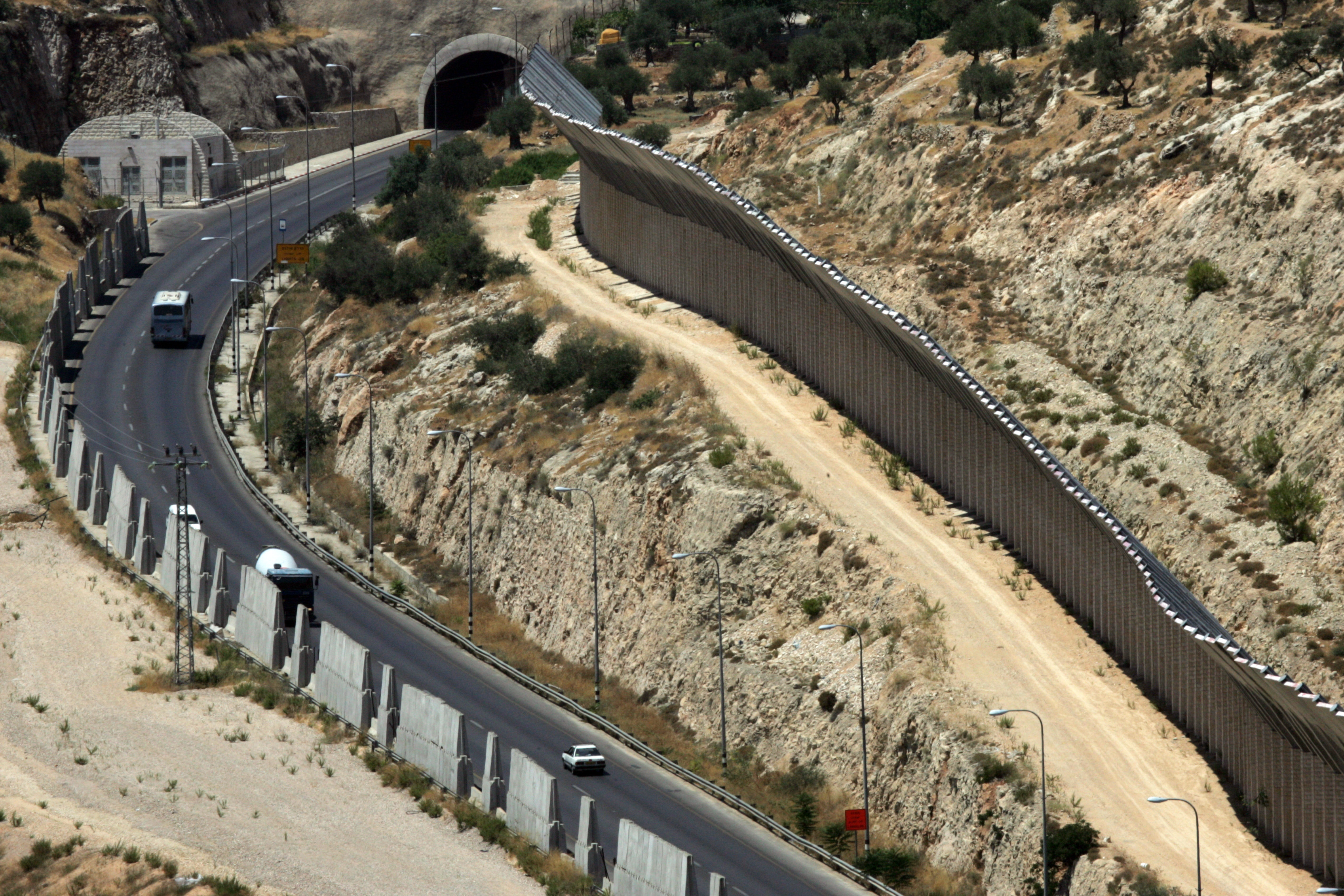 רוכבת אופנוע נהרגה בתאונה בכביש המנהרות