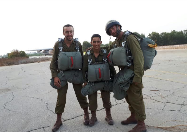 תיעוד: אימון צניחה של הצנחנים החרדים