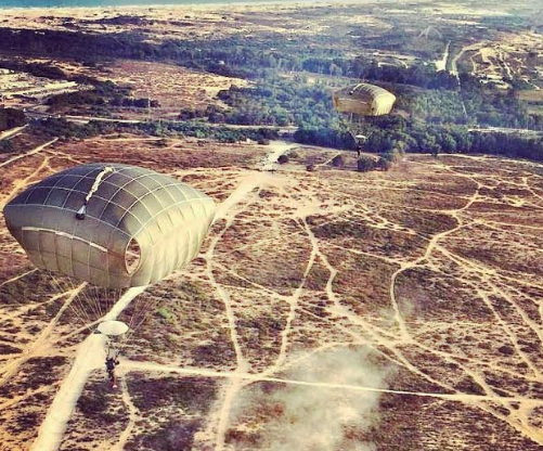תיעוד: אימון צניחה של הצנחנים החרדים