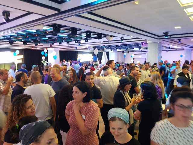 מאות הגיעו לכנס הבוגרים של סניף בת ים מרכז. צפו