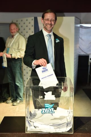 פייגלין מצביע במשרדי המפלגה בתל אביב