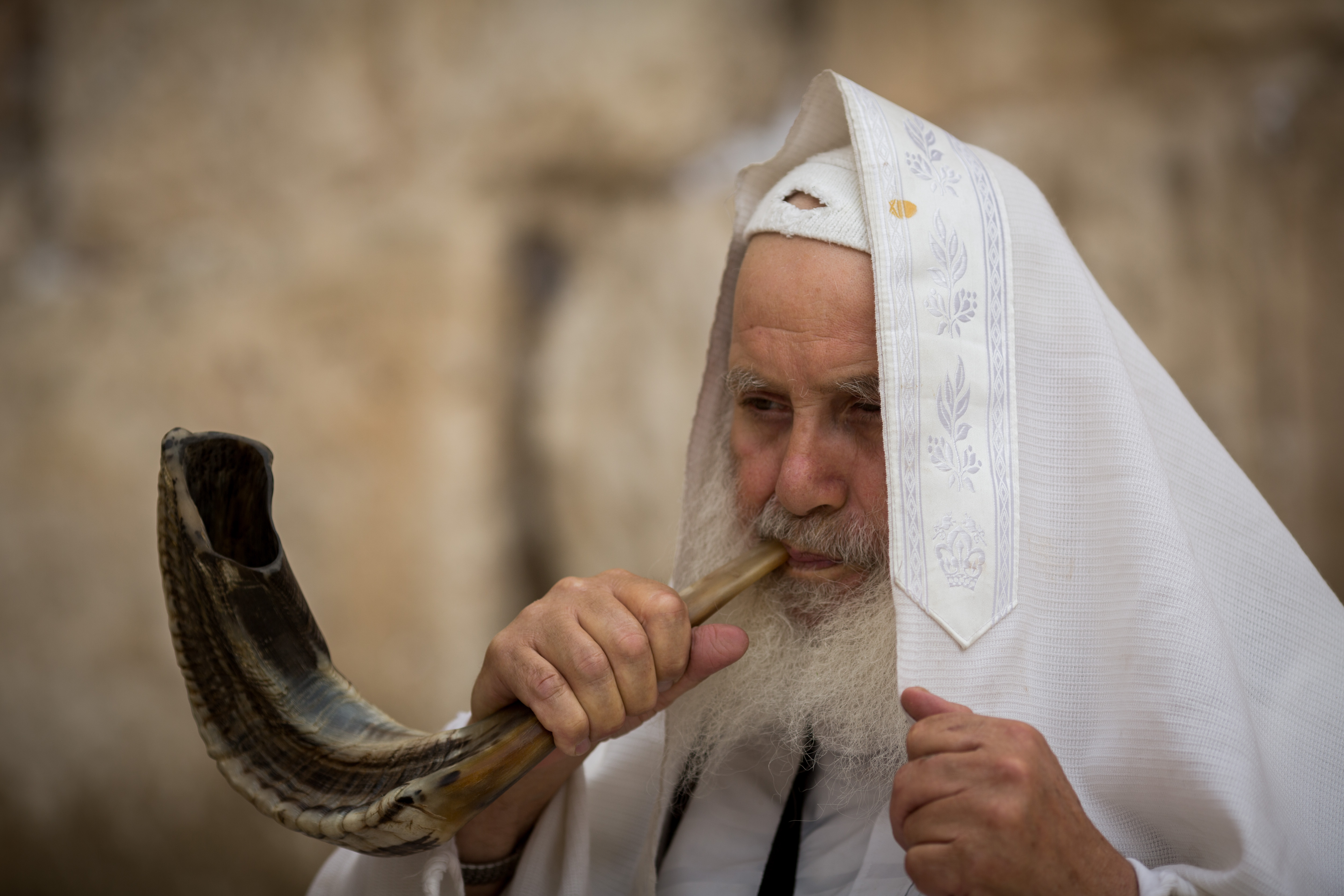 הלכות ראש השנה שצמוד לשבת למנהגי כל העדות