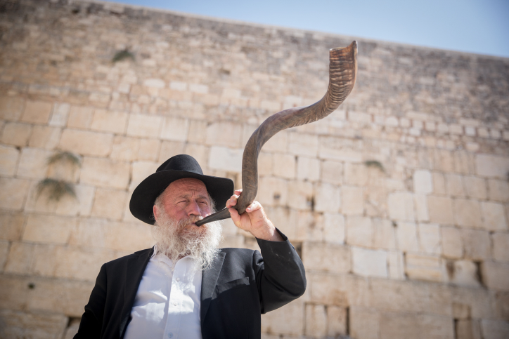 באיזה צד של הפה יש לתקוע בשופר?