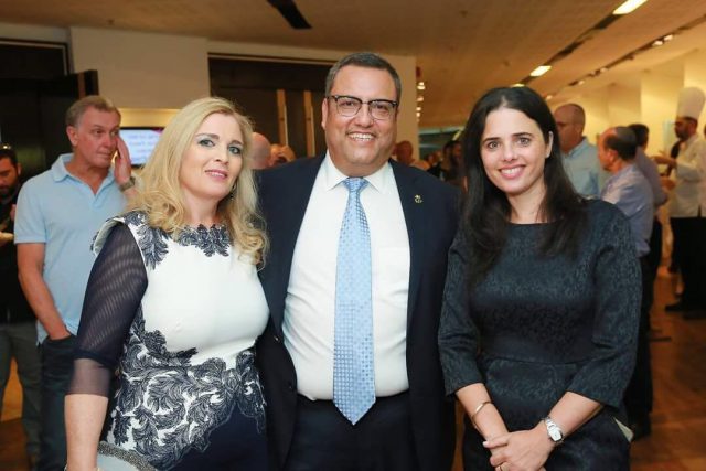 שר המשפטים שקד, משה ליאון ורעייתו