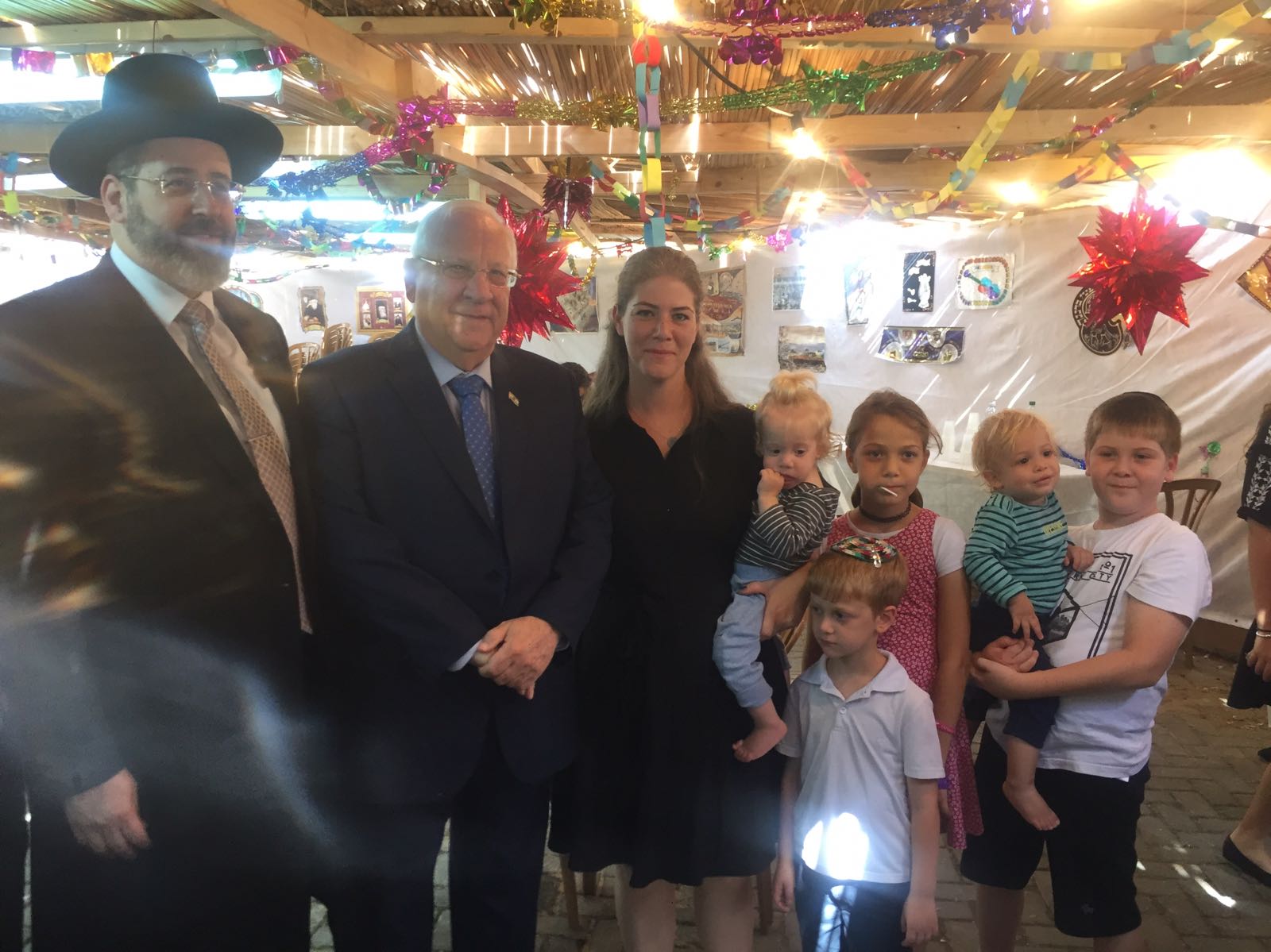 ביקור מיוחד בסוכת הרב לאו:הנשיא ומשפחת סולומון