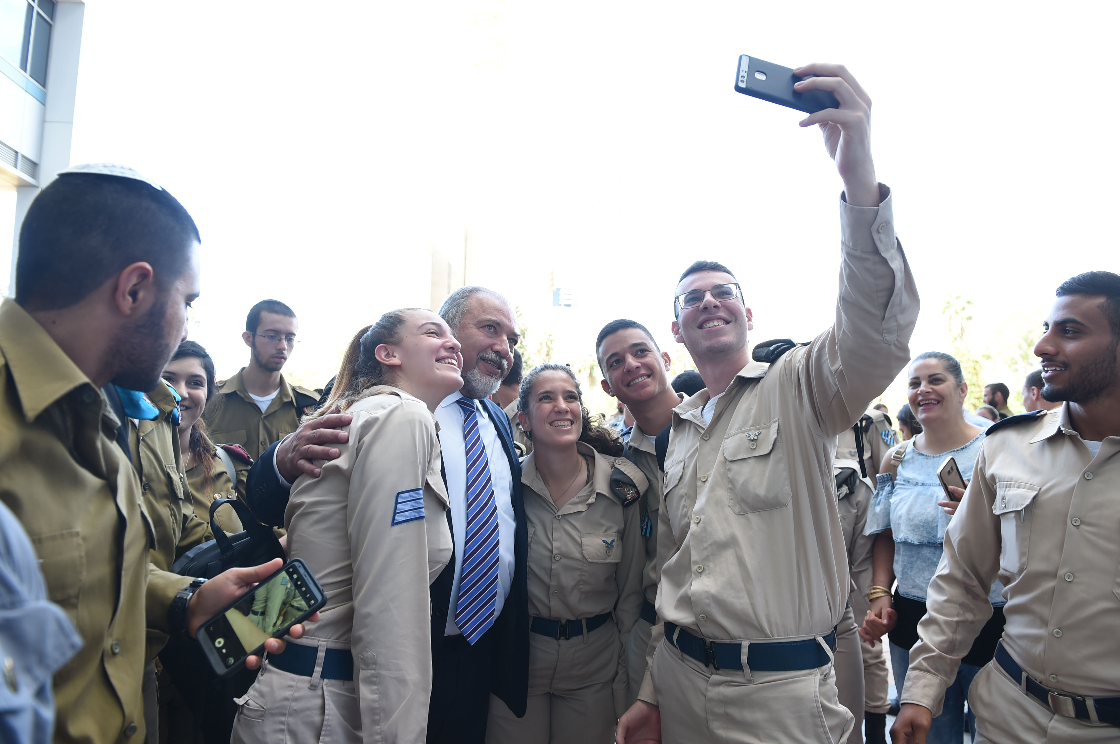 שר הביטחון: "המלחמה הבאה תהיה בצפון ובדרום"